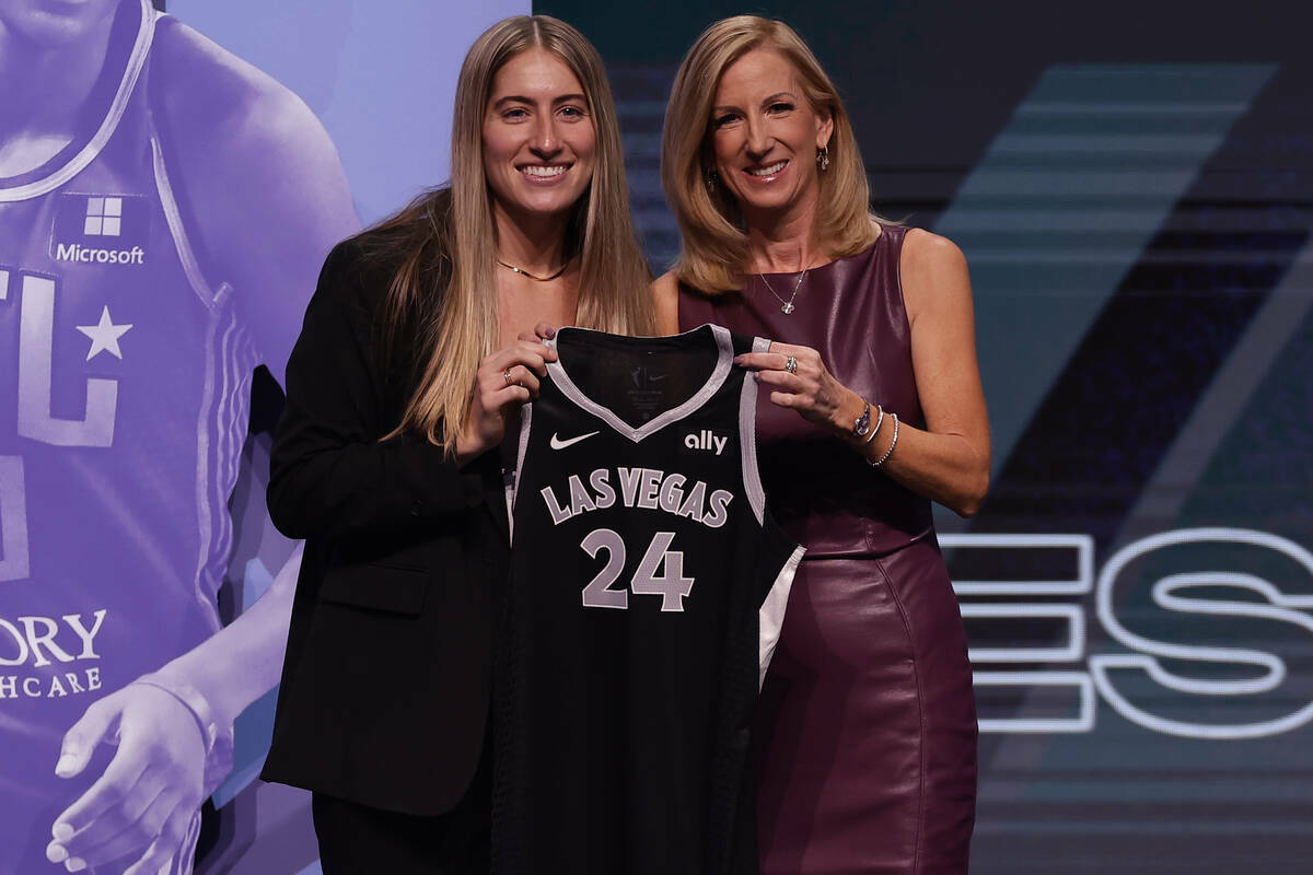 Kate Martin de Iowa, izquierda, posa para una foto con la comisionada de la WNBA, Cathy Engelbe ...