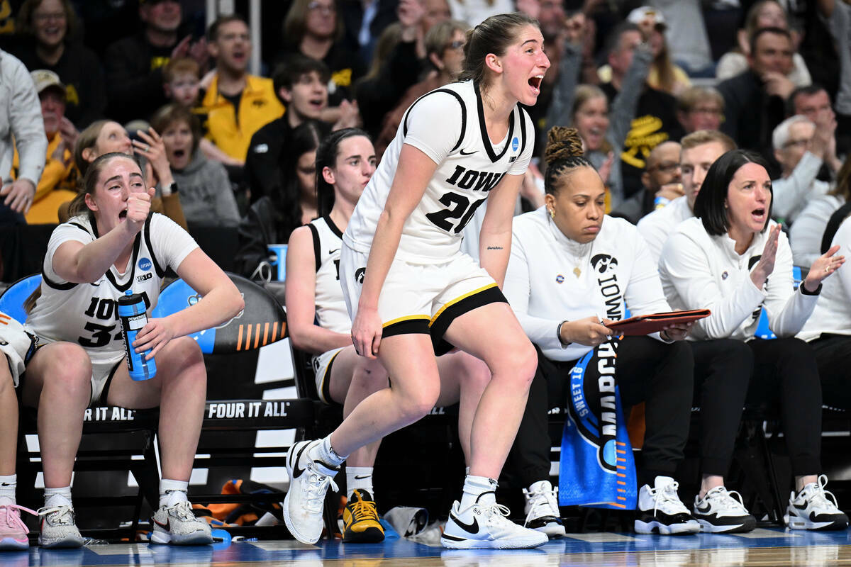 La escolta de Iowa Kate Martin (20) reacciona durante el cuarto cuarto de un partido de basquet ...