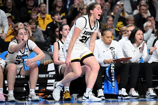 La escolta de Iowa Kate Martin (20) reacciona durante el cuarto cuarto de un partido de basquet ...
