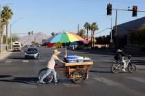El vendedor ambulante Luis Serrano empuja su carrito para servir a los clientes en el Historic ...