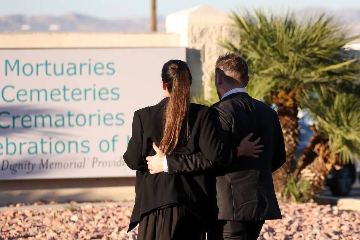 Asistentes abandonan el funeral del abogado de Las Vegas Dennis Prince en Palm Mortuary el mart ...