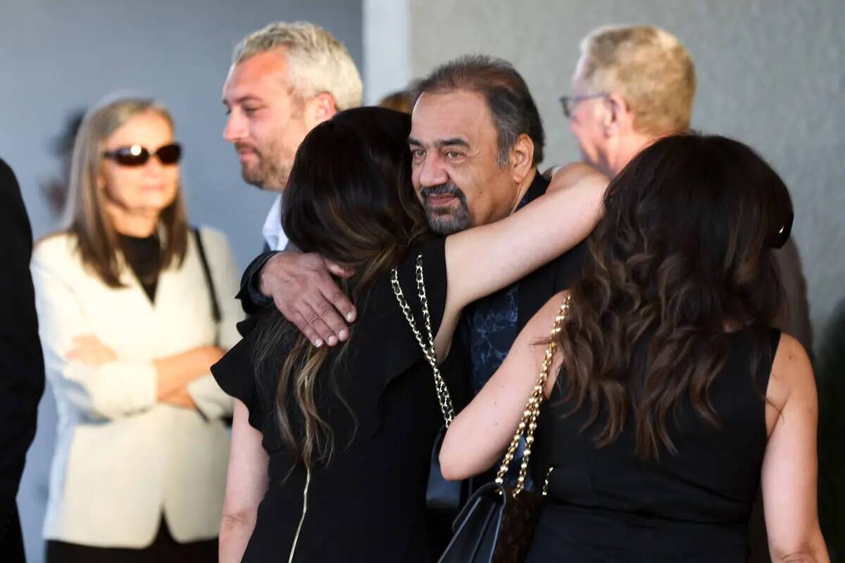 Los seres queridos de Dennis Prince, 57, se abrazan después del funeral del abogado de Las Veg ...
