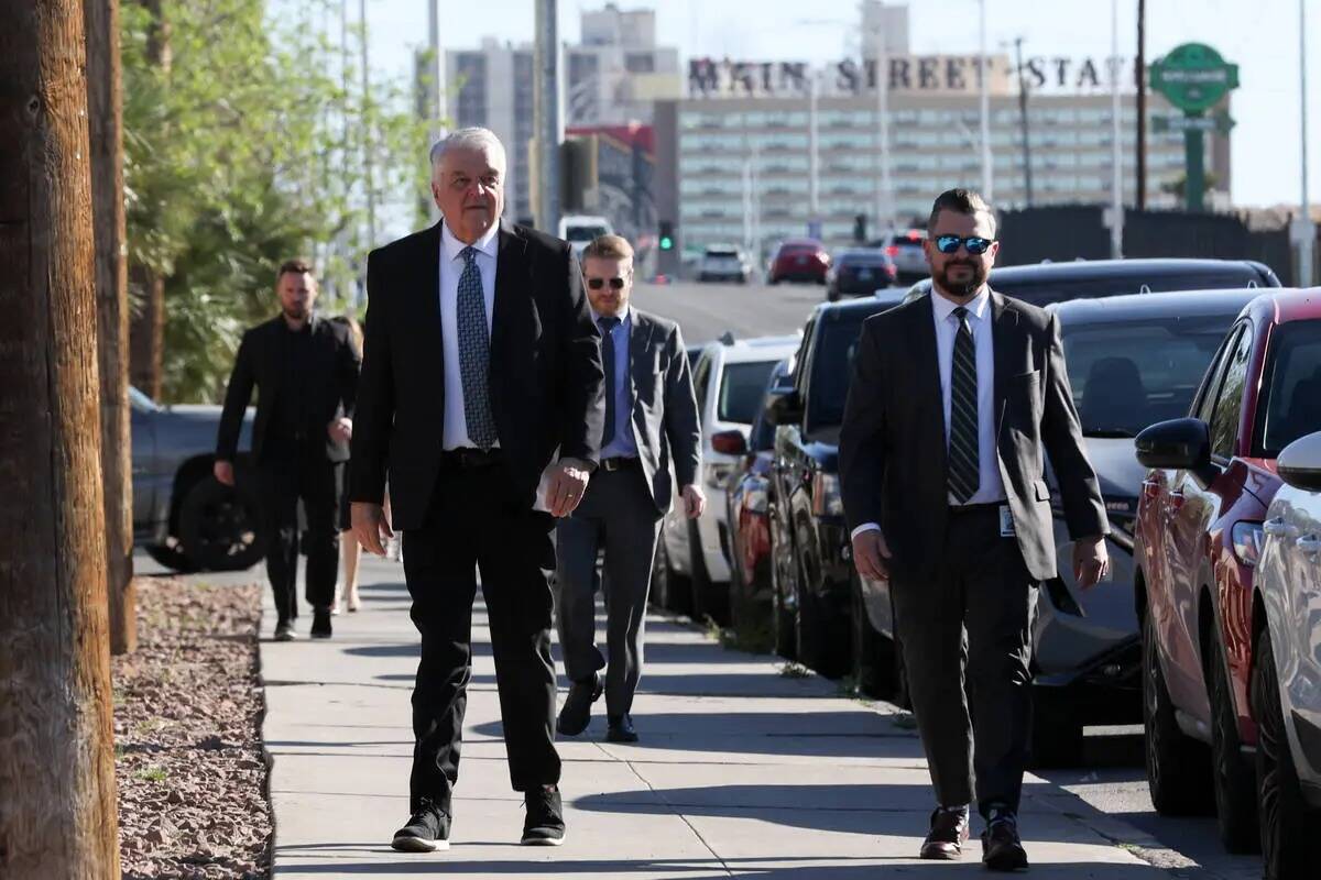 El exgobernador Steve Sisolak, a la izquierda, entra en el funeral del abogado de Las Vegas Den ...