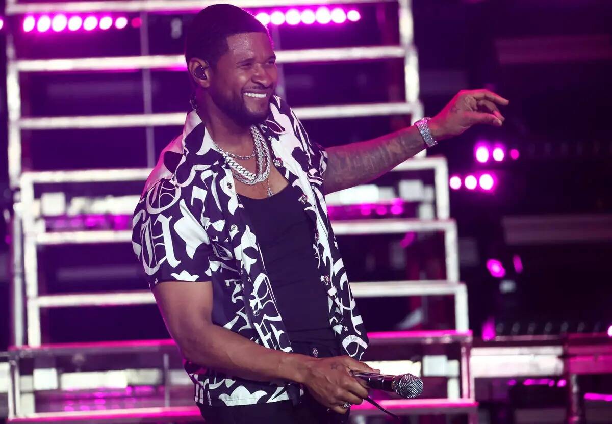 Usher se presenta durante el festival de música Lovers & Friends, el sábado 14 de mayo de 202 ...