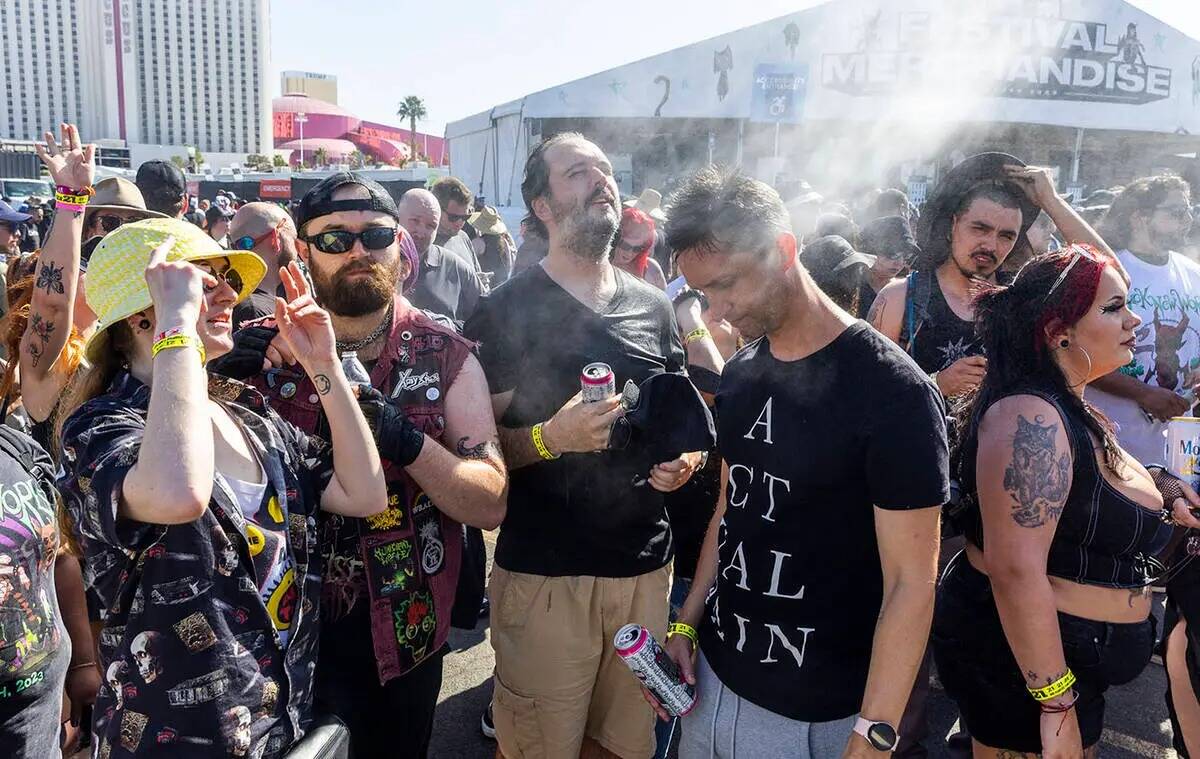 Los asistentes se refrescan del calor durante el festival Sick New World en Las Vegas Festival ...
