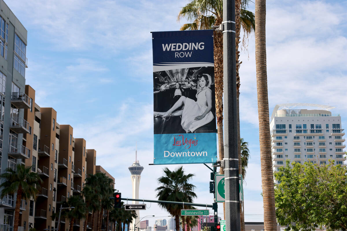 Una pancarta que marca Wedding Row se muestra cerca de la Oficina de Licencias Matrimoniales en ...