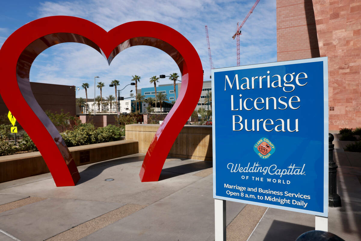 Un cartel promocionando Las Vegas como la ‘capital mundial de las bodas’ se muestra en la O ...