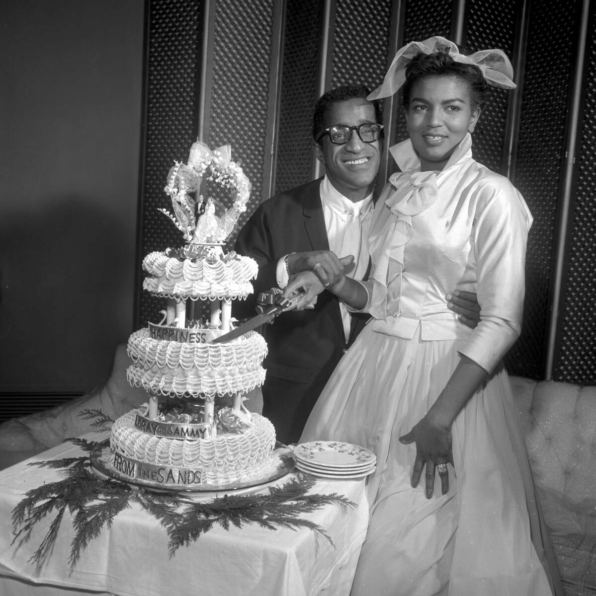 Sammy Davis Jr y Loray White cortan el pastel tras su boda en el Sands de Las Vegas, el 10 de e ...