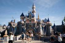 Visitantes pasan por Disneyland en Anaheim, California, el 30 de abril de 2021. (AP Photo/Jae C ...