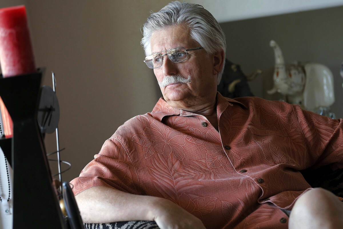 Fred Goldman, padre de la víctima de homicidio Ron Goldman, sentado en su casa en Peoria, Ariz ...