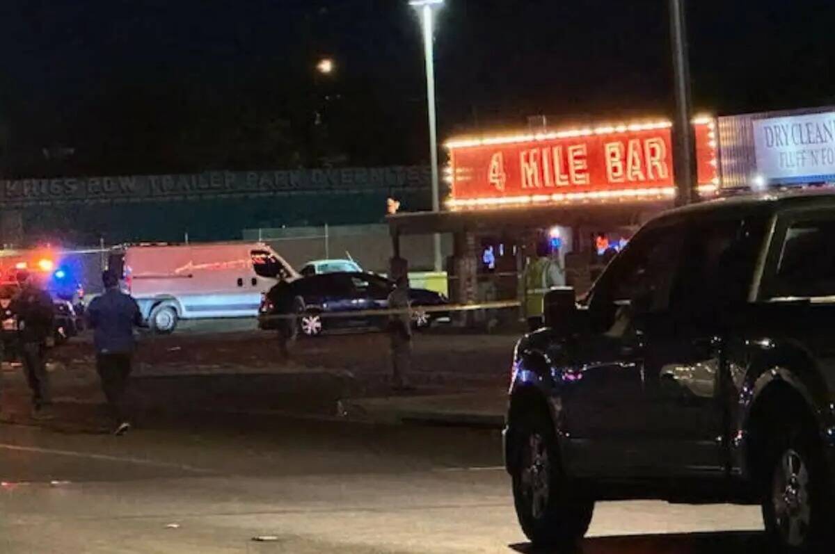 La policía de Las Vegas investiga un accidente mortal entre un auto y un peatón cerca de Boul ...