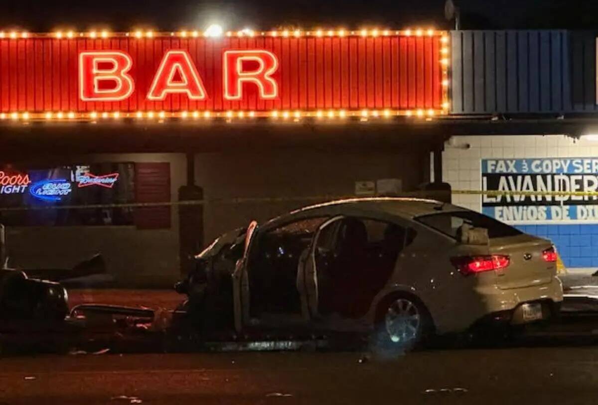 La policía de Las Vegas investiga un accidente mortal entre un auto y un peatón cerca de Boul ...