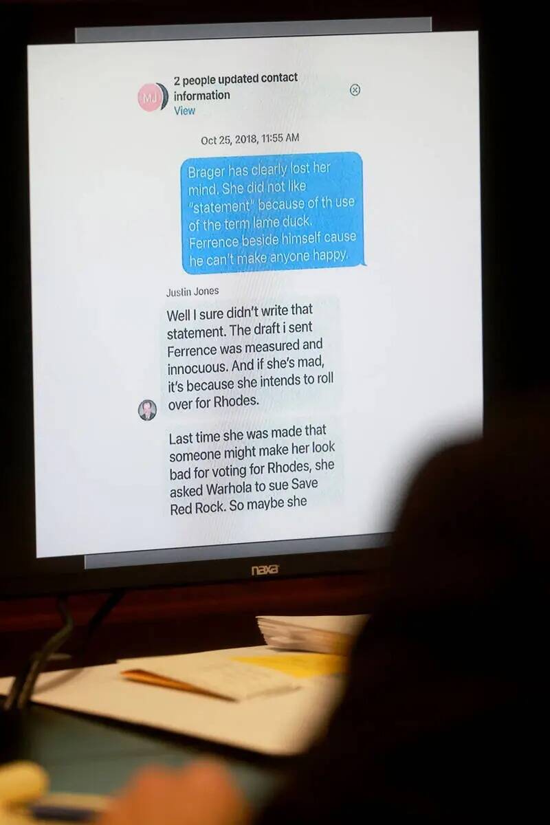 Una supuesta prueba de una conversación de texto que involucra al comisionado del Condado Clar ...