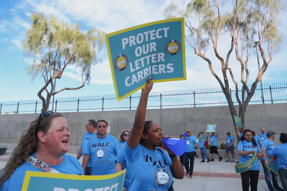 Trabajadores postales protestan durante una manifestación de la National Association of Letter ...