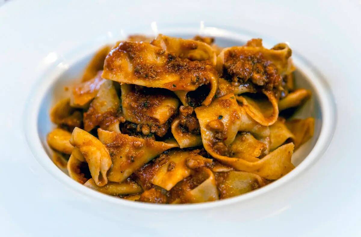 Pappardelle alla Bolognese: pasta de fideos anchos casera con salsa de carne boloñesa en Gaeta ...