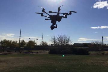 Un agente del Departamento de Policía Metropolitana pilota un dron Yunnec usado con fines de c ...