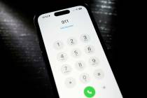 El número de emergencias 911 es marcado en un teléfono móvil, el jueves 18 de abril de 2024, ...
