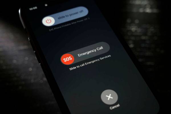 Un botón usado para contactar con los servicios de emergencia se ve en un teléfono móvil, el ...