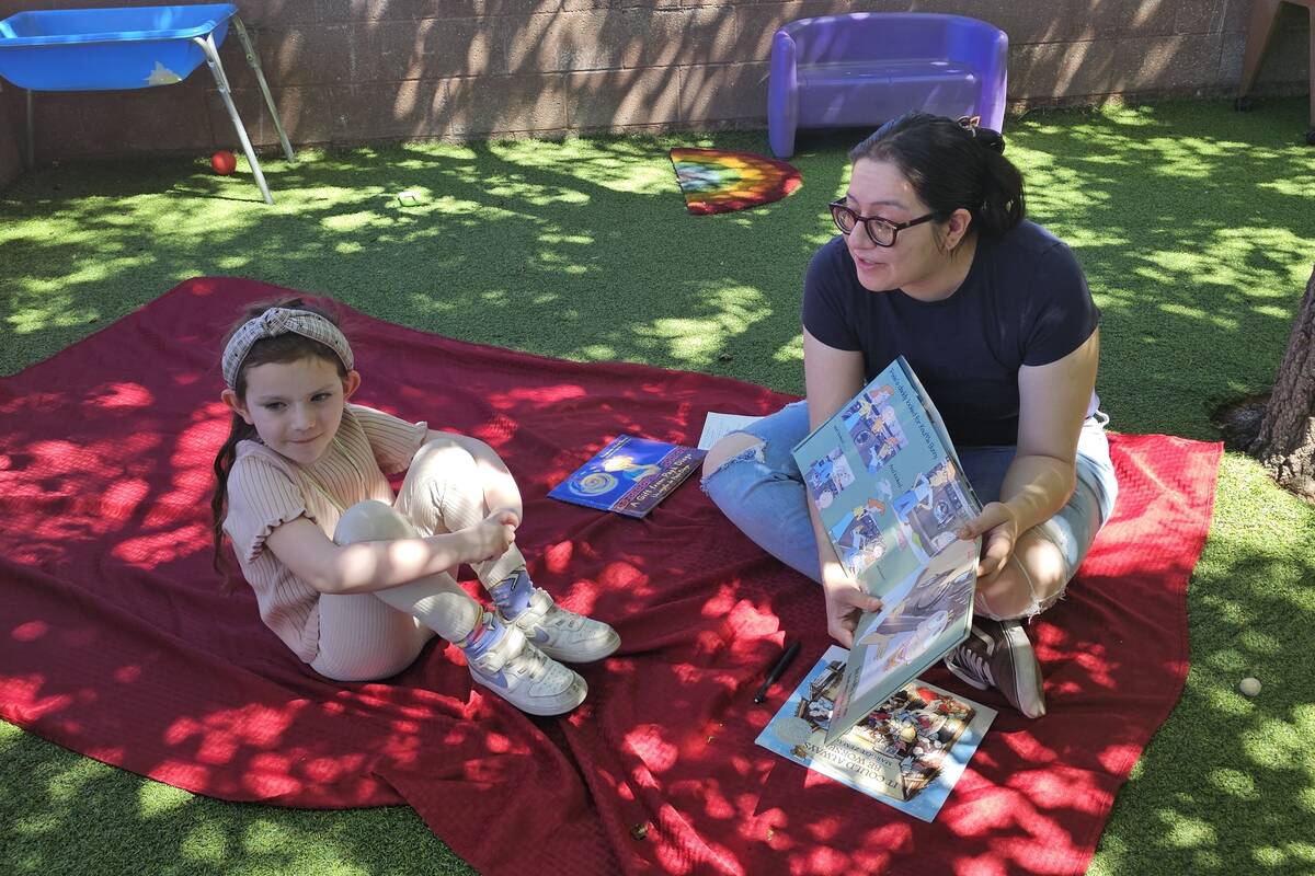 Los estudiantes de filosofía de la UNLV dirigidos por la profesora Amy Reed-Sandoval, llevan a ...