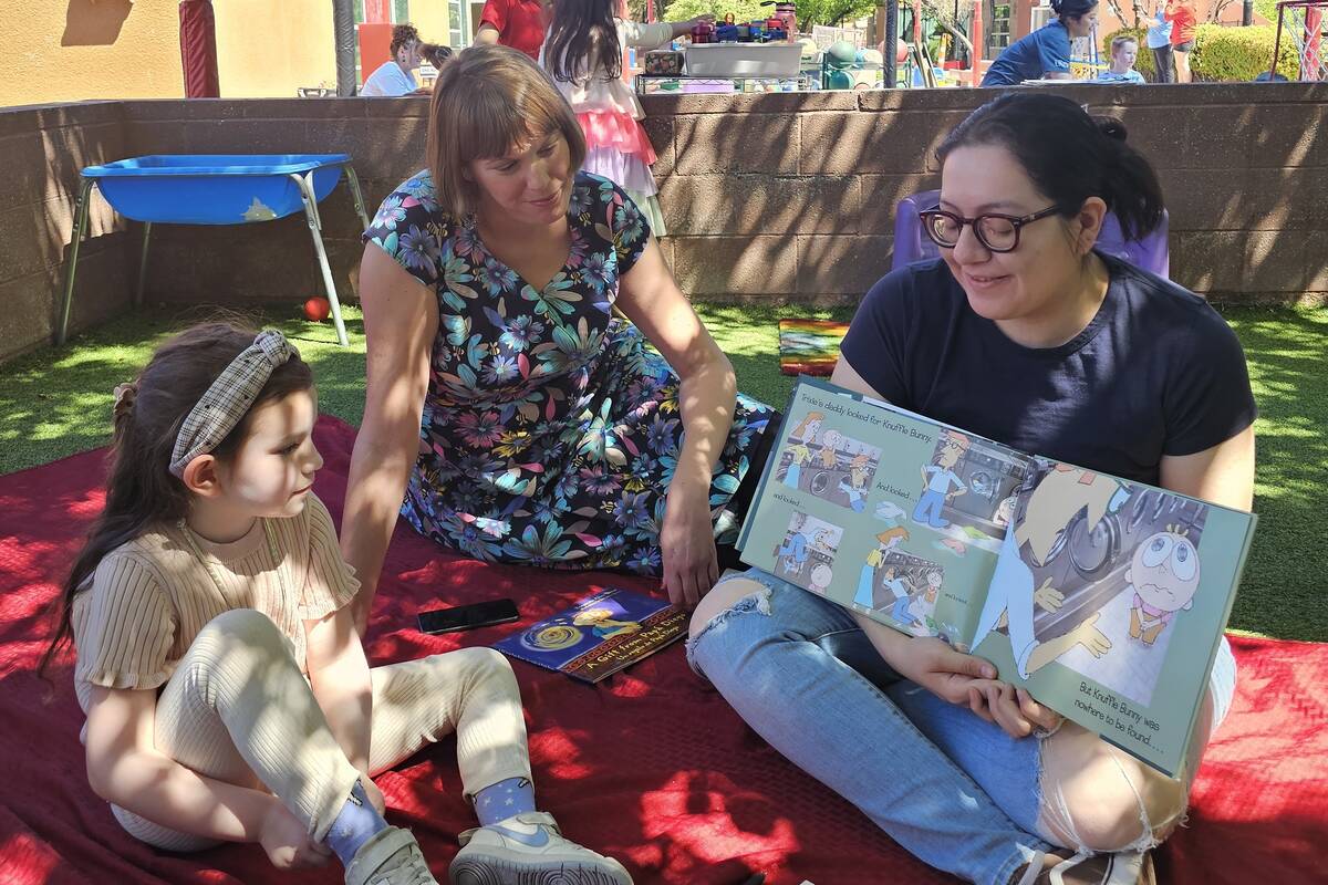 Los estudiantes de filosofía de la UNLV dirigidos por la profesora Amy Reed-Sandoval (centro), ...