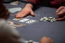 Un crupier juega una mano de póker en el estudio de PokerGO en Aria para la tirada gratuita de ...