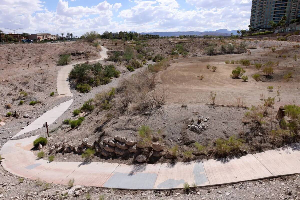 El desaparecido campo de golf Badlands se muestra junto a One Queensridge Place, cerca de la es ...