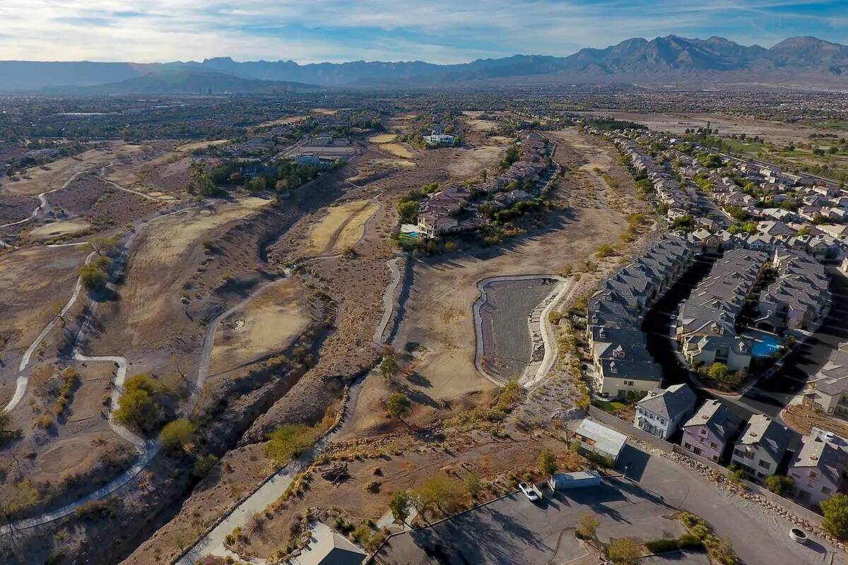 Una vista aérea del campo de golf Badlands en la urbanización Queensridge, el miércoles 19 d ...