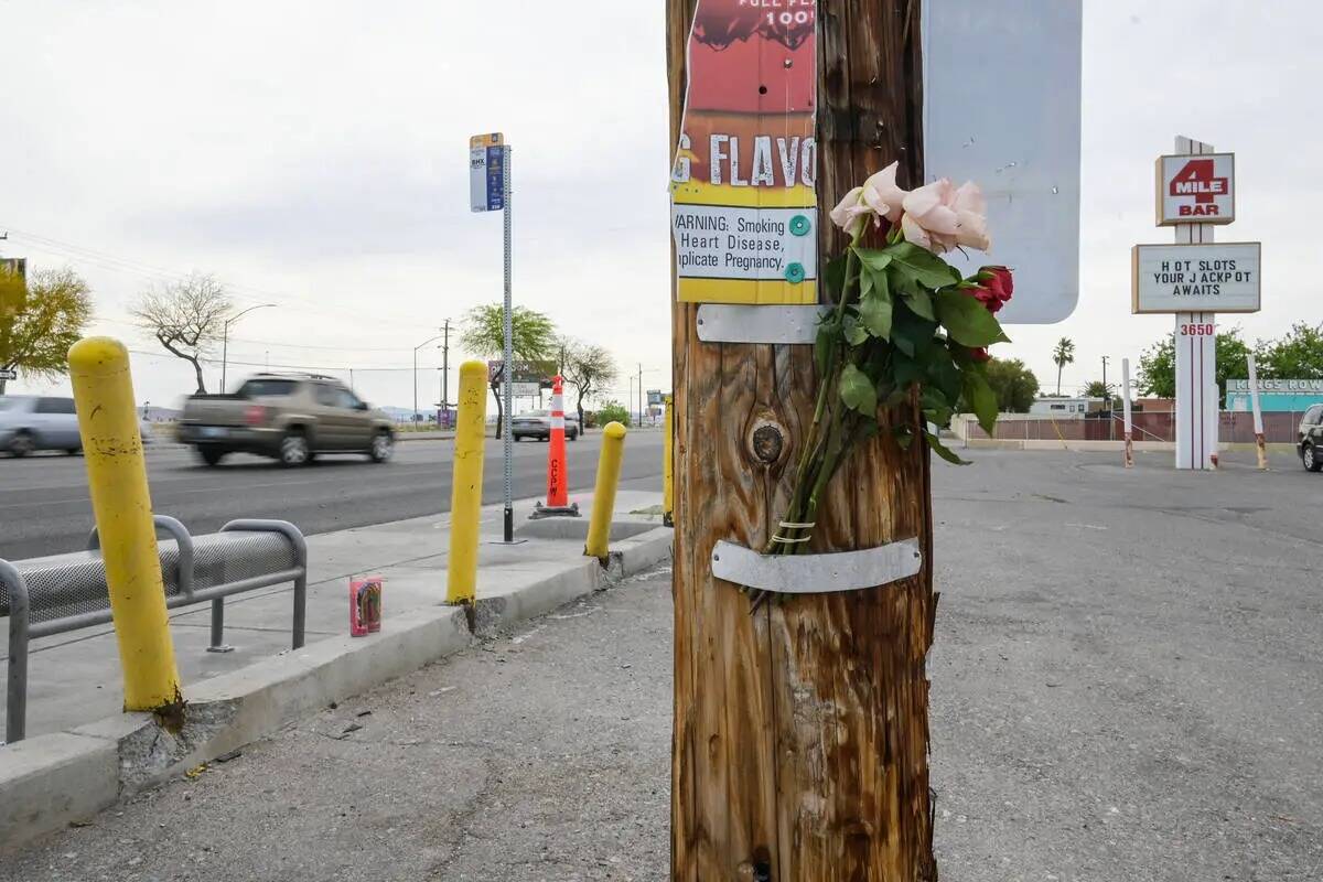 Flores y velas marcan la escena en Boulder Highway cerca de Sahara Avenue Jueves, 18 de abril 2 ...