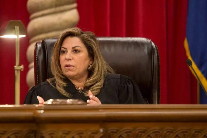 La jueza del Tribunal Supremo de Nevada, Abbi Silver, hace una pregunta durante los primeros ar ...