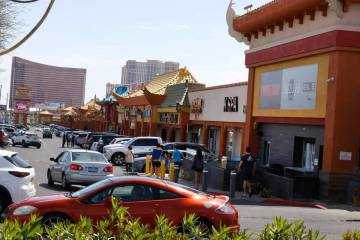 Visitantes pasean por Chinatown en Spring Mountain Road, el viernes 12 de abril de 2024, en Las ...
