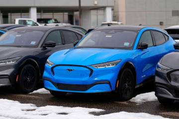 Vehículos eléctricos Mustang Mach-E 2024 se muestran en un concesionario de Ford, el domingo ...