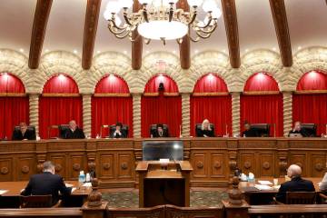 Jueces de la Corte Suprema de Nevada se preparan para los alegatos orales, en Las Vegas, el mar ...