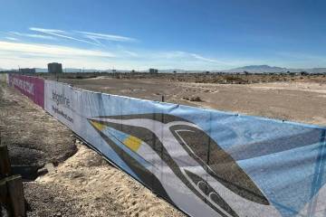 Una valla con imágenes de Brightline West en un terreno donde se construiría la estación de ...