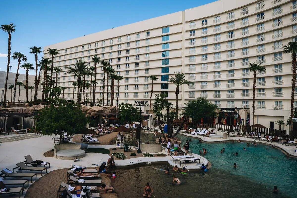 La piscina de Virgin Hotels Las Vegas, el jueves 10 de agosto de 2023, en Las Vegas. (Madeline ...