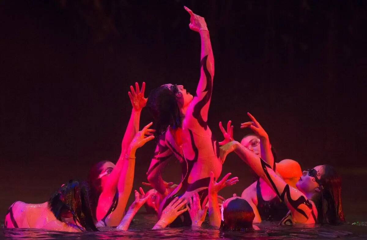 Artistas del Cirque du Soleil ensayan en el teatro "O" en febrero de 2019 en Bellagio. (Las Veg ...