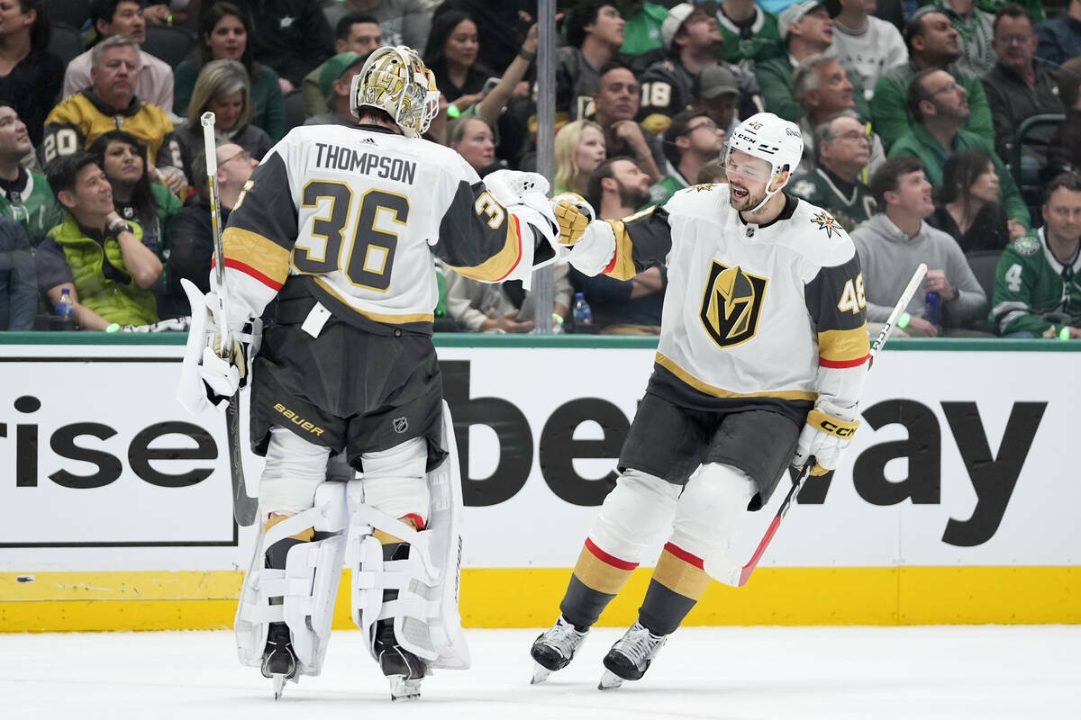 El portero Logan Thompson (36) y el centro Tomas Hertl (48) de los Vegas Golden Knights celebra ...