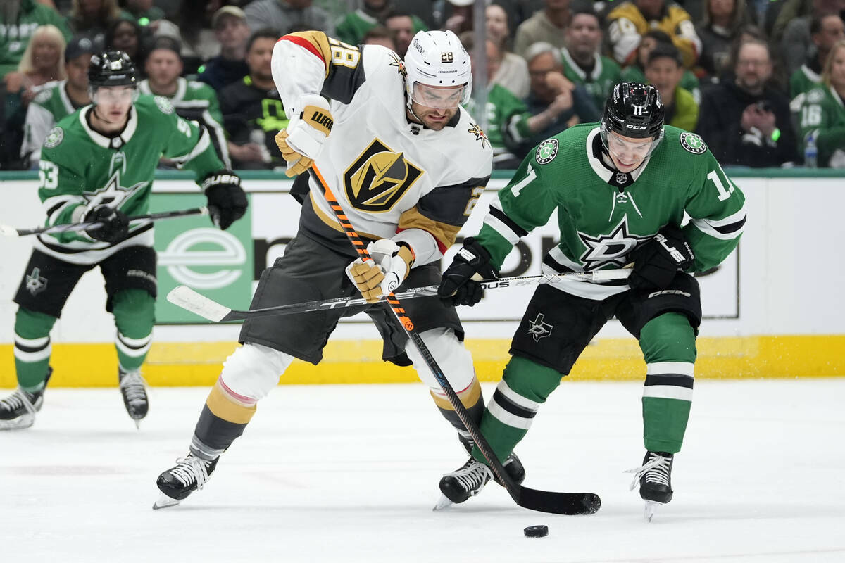 El ala izquierda William Carrier (28) de los Vegas Golden Knights y el centro Logan Stankoven ( ...