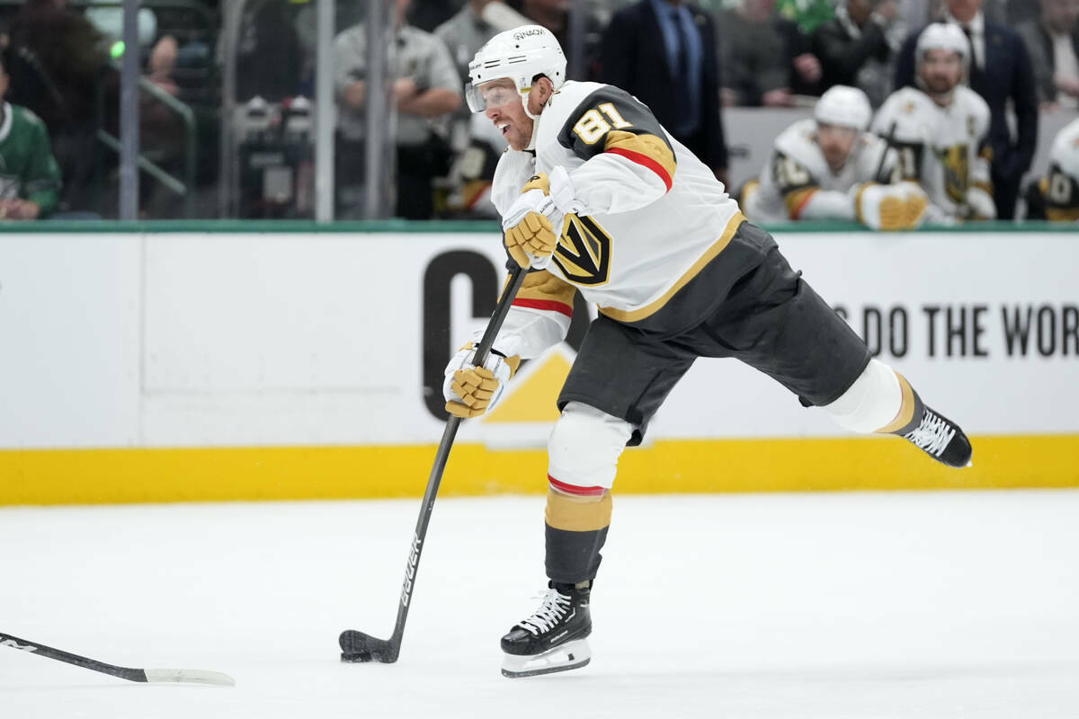 El ala derecha Jonathan Marchessault (81) de los Vegas Golden Knights dispara durante un ataque ...