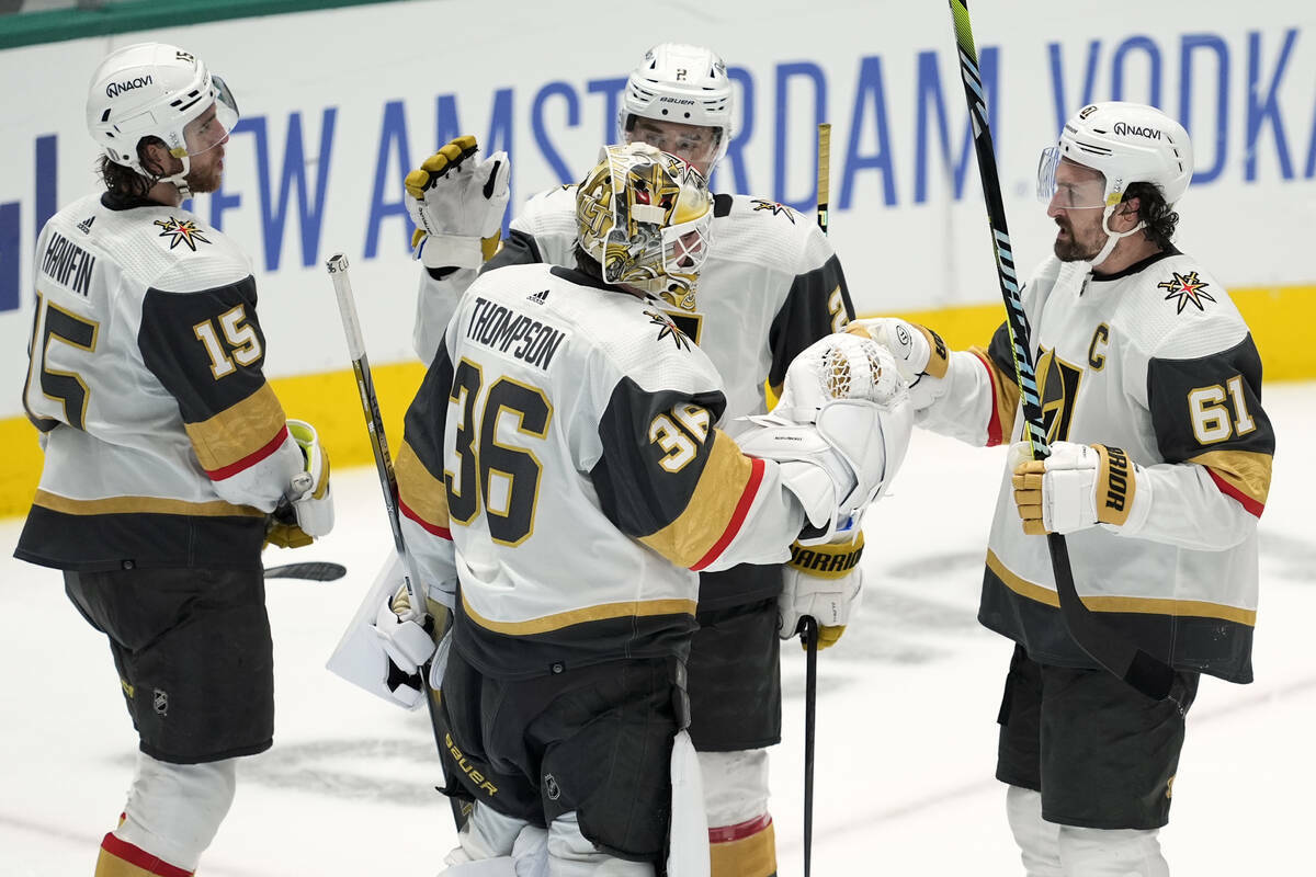 El portero Logan Thompson (36) de los Vegas Golden Knights celebra con Mark Stone (61), Noah Ha ...