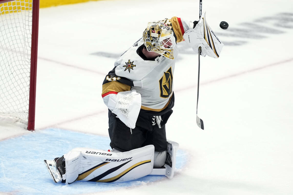 El portero de los Vegas Golden Knights, Logan Thompson, bloquea un disparo de los Dallas Stars ...