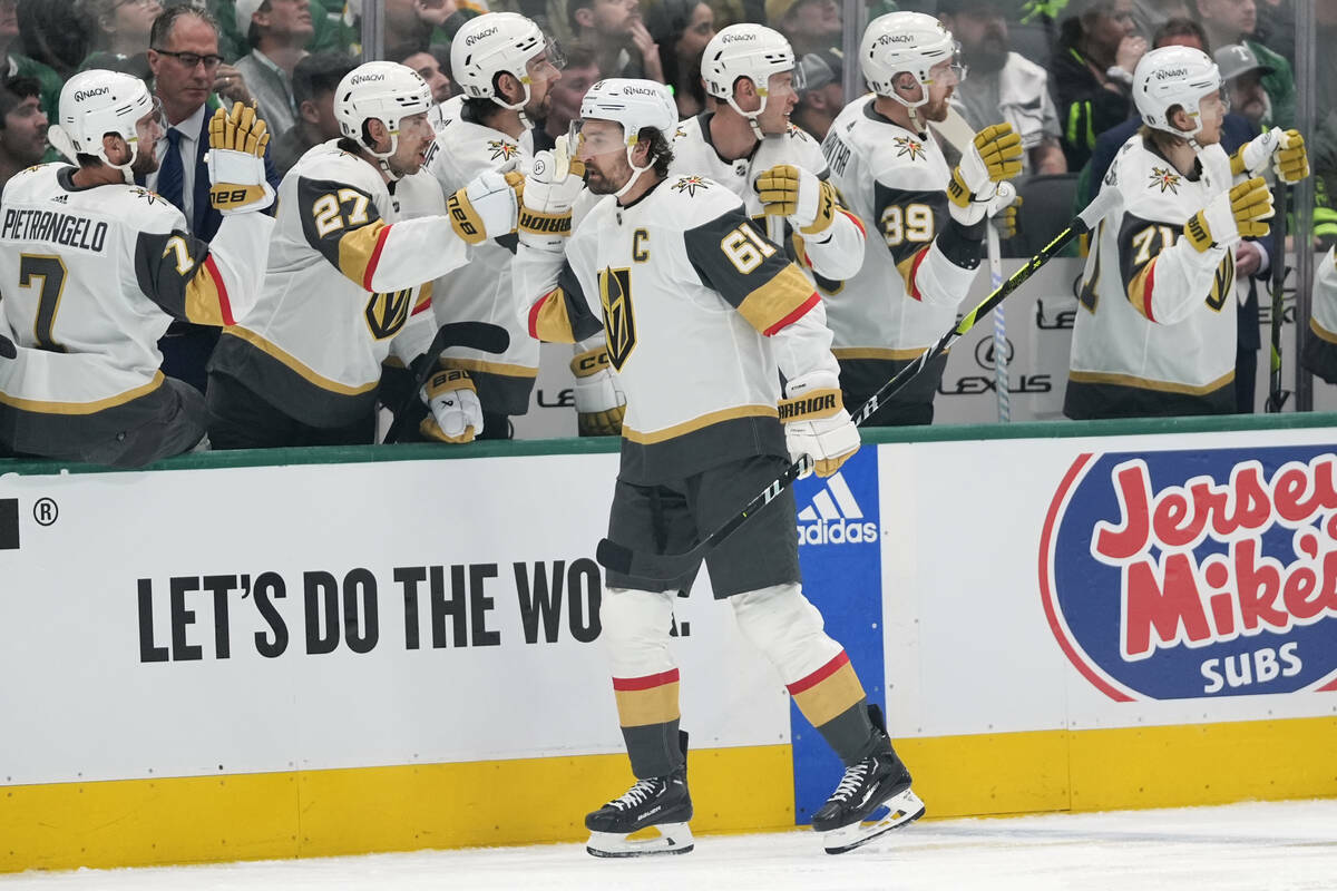 El ala derecha Mark Stone (61) de los Vegas Golden Knights celebra con la banca después de ano ...