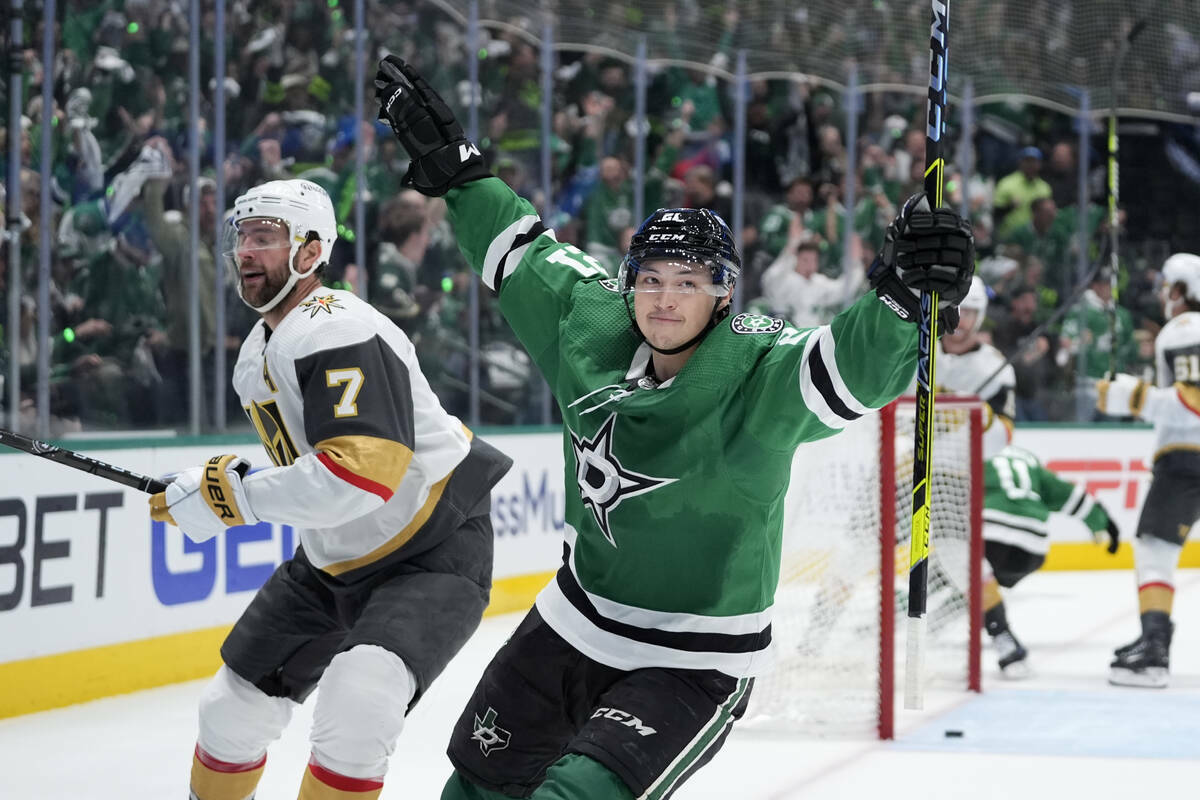 El ala izquierda Jason Robertson (21) de los Dallas Stars celebra después de su gol delante de ...