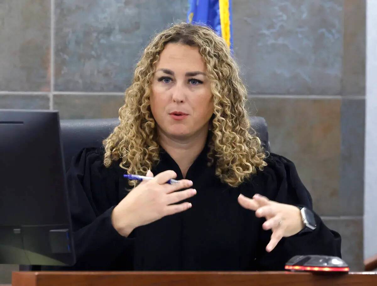 La juez de distrito Carli Kierny preside la audiencia de Duane Davis, acusado de orquestar el a ...