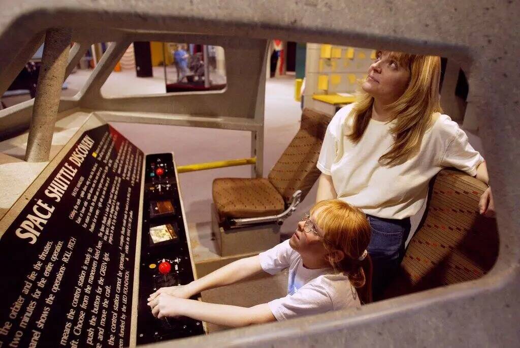 Lori Austin y su hija Amanda, de 7 años, visitan la exposición del transbordador espacial en ...