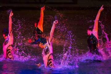 Artistas del Cirque du Soleil ensayan una escena durante un adelanto del evento "One Night for ...