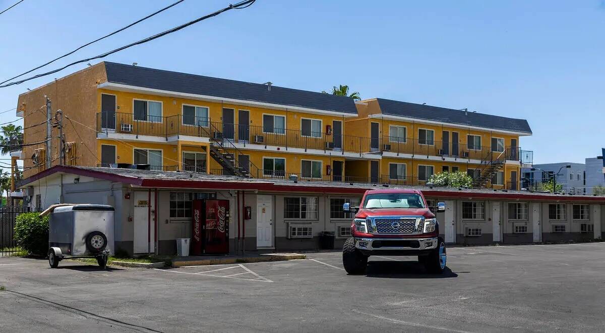 Gateway Motel, que pronto cerrará, con un Siegel Suites a sus espaldas, recientemente adquirid ...