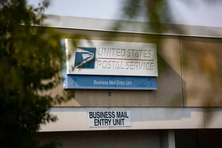 Un cartel fuera del centro del Servicio Postal de Estados Unidos en 1001 E. Sunset Road en Las ...