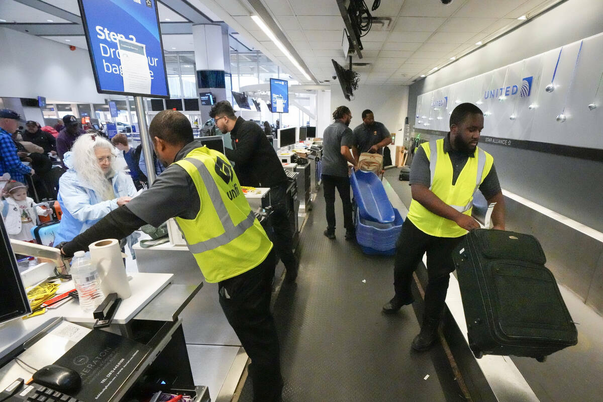 Un pasajero deja su equipaje en United Airlines en la Terminal C del Aeropuerto Intercontinenta ...