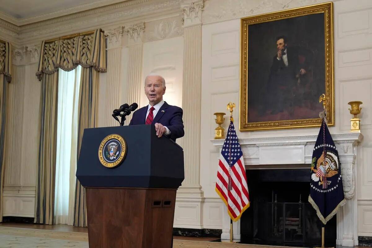 El presidente Joe Biden habla antes de firmar un paquete de ayuda a Ucrania de 95 mil millones ...