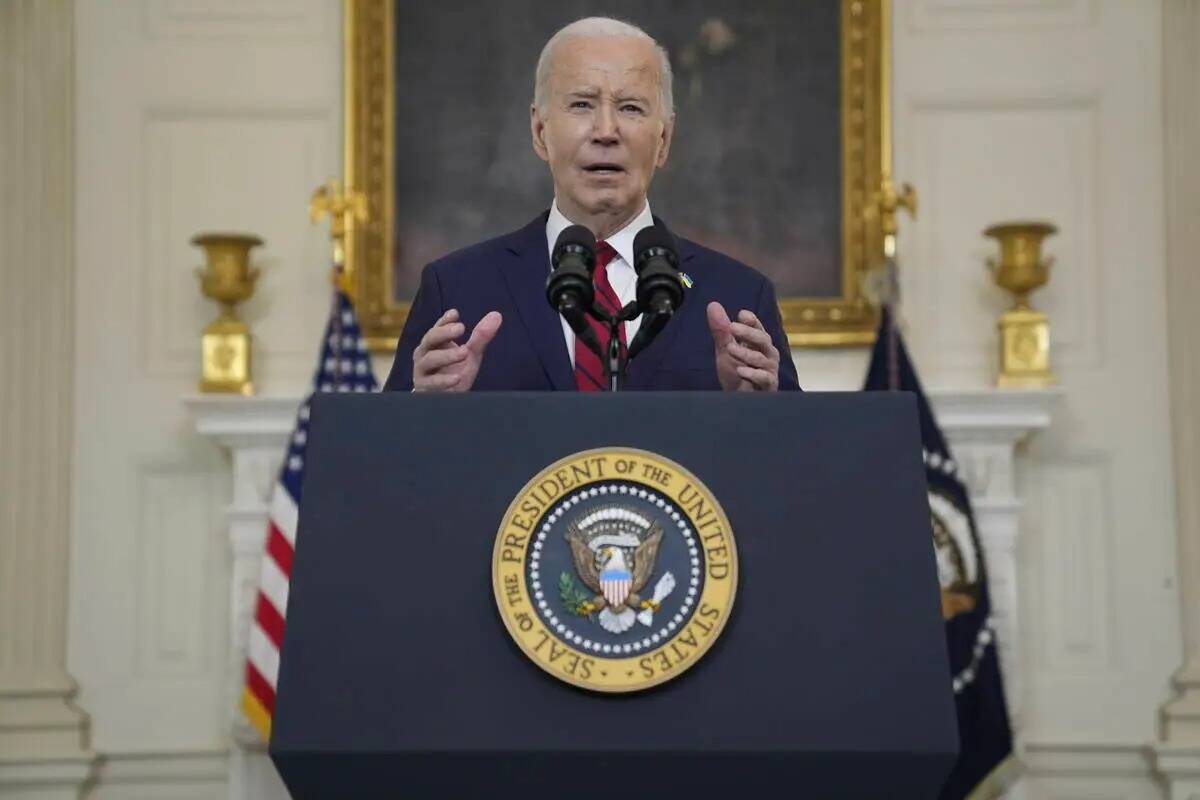 El presidente Joe Biden habla antes de firmar un paquete de ayuda a Ucrania de 95 mil millones ...